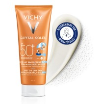 Protector solar niños Vichy Capital Soleil Wet Skin SPF50+ 200 ml con textura de fondo y sello dermatológico
