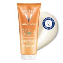 Crema tipo leche de Vichy Capital Soleil SPF30 200ml con textura de fondo y sello dermatoógico
