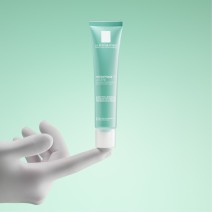 Tratamiento hidratante Hydraphase HA Intense Textura Ligera 40 ml de La Roche Posay con tecxtura de fondo y sello dermatológico